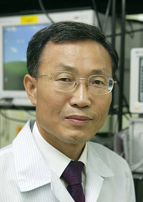 [서울=뉴시스] 한국초전도저온학회가 지난 3일 퀀텀에너지연구소에 'LK-99' 시편을 요청한 가운데 연구 개발에 참여한 김현탁 미 윌리엄앤드메리대 연구교수(사진)가 4일 뉴시스와의 이메일 인터뷰에서 "회의록과 검증계획서를 보내달라"고 주장했다. (사진=뉴시스 DB)