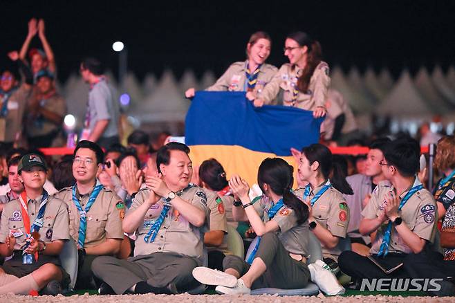 [부안=뉴시스] 한덕수 국무총리는 4일 오전 온열환자가 속출한 '2023 새만금 제25회 세계스카우트잼버리'에 대응하기 위한 임시 국무회의를 소집했다. 사진은 지난 2일 잼버리 개영식에 참석한 윤석열 대통령과 부인 김건희 여사의 모습. 2023.08.04.