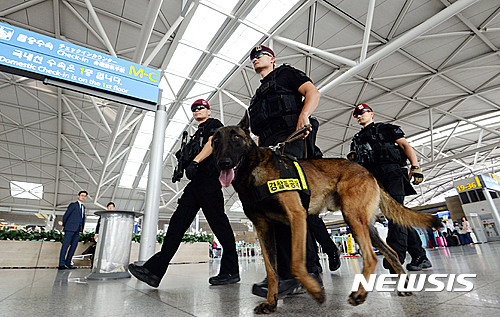 [인천공항=뉴시스]홍찬선 기자 = 인천공항 출국장에서 경찰특공대원들과 폭발물탐지견이 순찰을 하며 경계경비를 강화하고 있다. 2023.08.04. mania@newsis.com