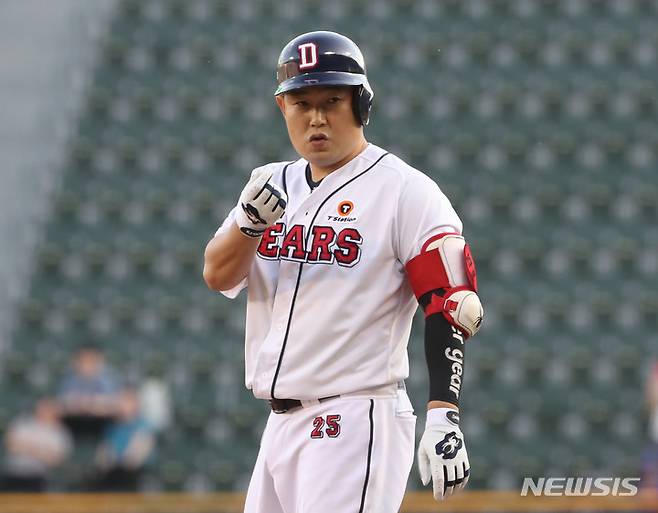 [서울=뉴시스] 조수정 기자 = 23일 서울 송파구 잠실야구장에서 열린 2023 KBO 리그 삼성 라이온즈 대 두산 베어스 경기, 두산 양의지가 1회말 만루를 만드는 적시타를 날린 뒤 세리머니 하고 있다. 2023.05.23. chocrystal@newsis.com