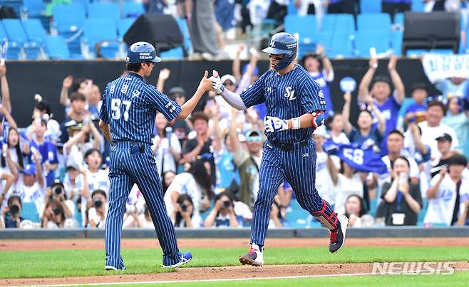 [대구=뉴시스] 이무열 기자 = 2일 오후 대구 삼성라이온즈파크에서 열린 프로야구 신한은행 SOL 2023 KBO리그 한화 이글스와 삼성 라이온즈의 경기, 2회말 무사 주자 없는 상황에서 삼성 강민호가 솔로 홈런을 때린 뒤 강명구 코치와 하이파이브를 하고 있다. 2023.07.02. lmy@newsis.com