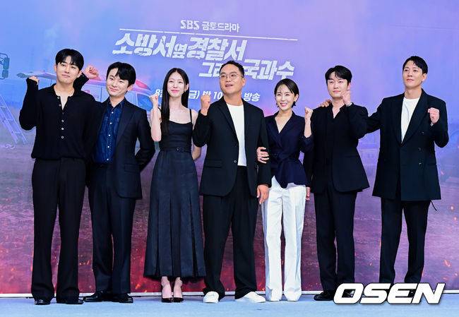 [OSEN=지형준 기자]배우 손호준, 강기둥, 공승연, 신경수 감독, 손지윤, 오의식, 김래원이 포토타임을 하고 있다. 2023.08.04 /jpnews@osen.co.kr