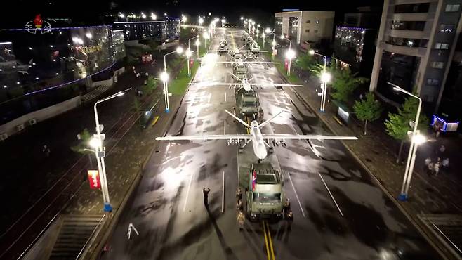 지난달 27일 북한 전승절(6·25 전쟁 정전협정) 70주년 열병식에서 신형 다목적무인기가&nbsp;평양 김일성 광장을 행진하고 있다. 조선중앙TV·연합뉴스