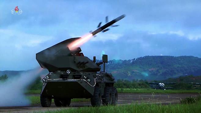 지난달 27일 북한 전승절(6·25 전쟁 정전협정) 70주년을 맞아 평양에서 열린 무장장비전시회 오프닝 영상에서 장갑차에 탑재된 대전차미사일이 발사되는 모습이 등장했다.&nbsp;조선중앙TV·연합뉴스