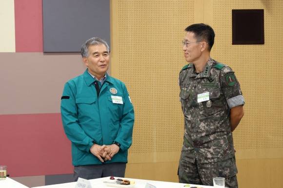 지난 3일 열린 서울시 통합방위회의’에 참석한 김현기 의장(왼쪽)