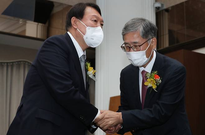 2021년 11월9일 오후 서울 중구 한국프레스센터에서 열린 신평 변호사 출판기념회에 윤석열 당시 국민의힘 대선 후보가 참석해, 신 변호사와 악수하고 있다. ⓒ연합뉴스