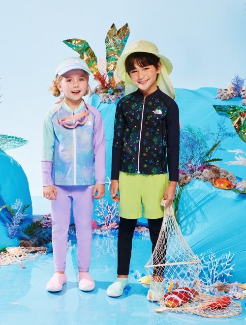 ‘키즈 서머 다이브 래시가드 프린트’ 및 ‘키즈 서머 다이브 레깅스’를 착용한 어린이 모델