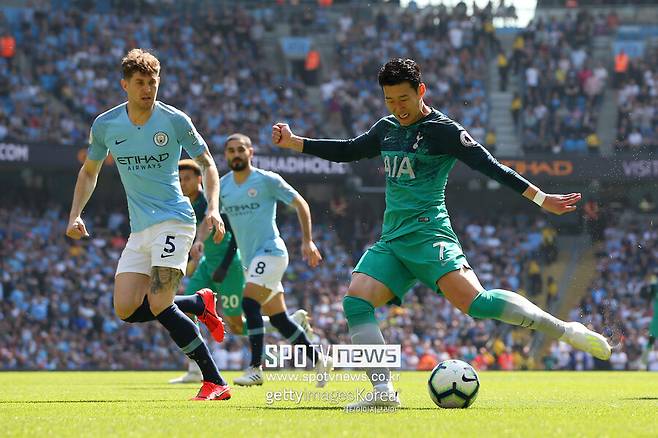 ▲ 존 스톤스를 앞에 두고 슈팅을 시도하는 손흥민.