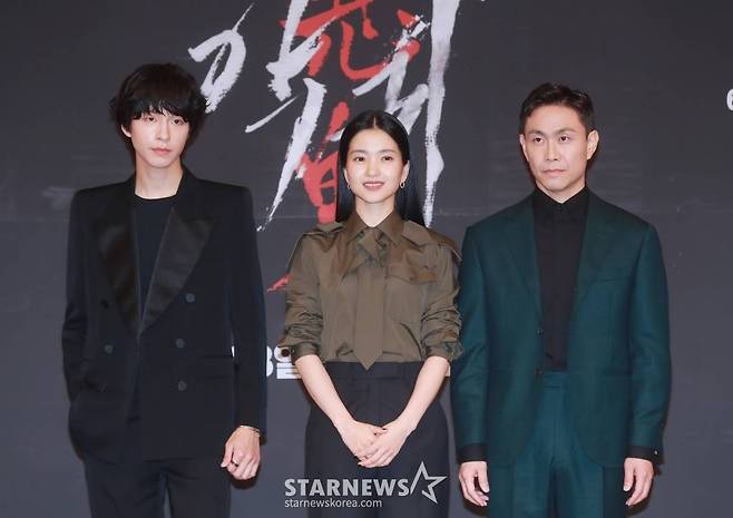 배우 홍경, 김태리, 오정세가 23일 오후 서울 목동 SBS에서 진행된 금토드라마 '악귀' 제작발표회에 참석해 포즈를 취하고 있다.  악귀에 씐 여자와 그 악귀를 볼 수 있는 남자가 의문의 죽음을 파헤치는 한국형 오컬트 미스터리 '악귀'는 오늘(23일) 첫 방송된다. /2023.06.23 /사진=이동훈 기자 photoguy@