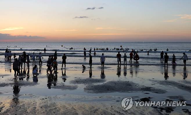 열대야에 해수욕장 찾은 피서객들 (제주=연합뉴스) 전지혜 기자 = 무더운 날씨를 보인 3일 제주시 삼양해수욕장에서 피서객들이 물놀이하거나 해변을 걷고 있다. 2023.8.3 atoz@yna.co.kr