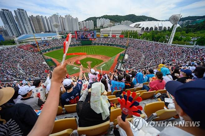 사직야구장 '만원관중' (부산=연합뉴스) 강덕철 기자 = 4일 부산 사직야구장에서 열린 2023프로야구 KIA 타이거즈와 롯데 자이언츠의 경기를 찾은 관중들이 열띤 응원을 하고 있다. 2023.6.4 kangdcc@yna.co.kr