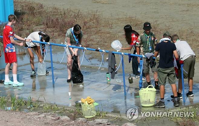 물 받는 잼버리 대원들 (부안=연합뉴스) 최영수 기자 = 2023 새만금 세계스카우트잼버리 참가자들이 4일 전북 부안군 잼벼리 야영장 수돗가에서 물을 받고 있다. 2023.8.4 kan@yna.co.kr