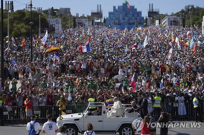 포르투갈 가톨릭 세계청년대회 도착하는 프란치스코 교황 (리스본 AP=연합뉴스) 프란치스코 교황(가운데 하단)이 3일(현지시간) 가톨릭 세계청년대회가 열리는 포르투갈 리스본 에두아르도 7세 공원에 도착하고 있다. 세계청년대회는 2∼3년 주기로 가톨릭을 믿는 청년들이 한자리에 모여 신앙을 성찰하고 사회 문제를 토론하는 행사다. 2023.08.04 danh2023@yna.co.kr