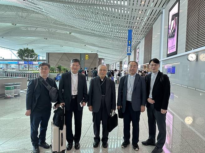 지난달 31일 리스본으로 출국한 정순택 대주교(가운데 왼쪽), 염수정 추기경(가운데), 손희송 총대리주교(가운데 오른쪽). [천주교 서울대교구 제공. 재판매 및 DB 금지]