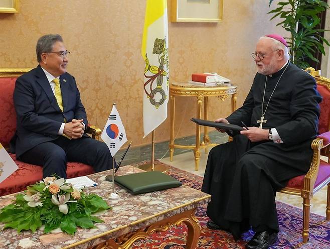 교황청 외교장관 만난 박진 외교부 장관 (서울=연합뉴스) 박진 외교부 장관이 1일(현지시간) 바티칸 교황청을 공식 방문해 폴 리처드 갤러거 교황청 외교장관과 만나 면담하고 있다. 2023.8.1 [외교부 제공. 재판매 및 DB 금지] photo@yna.co.kr