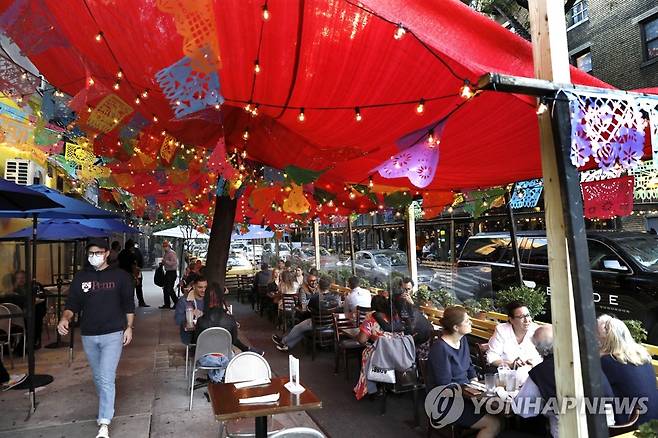 실외에 천막을 설치하고 영업하는 뉴욕의 한 식당 [EPA 연합뉴스 자료사진]