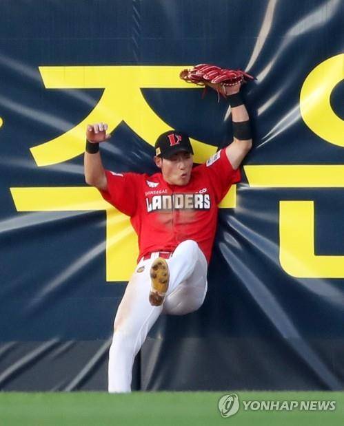 SSG가 외야수 최지훈의 최지훈의 환상적인 다이빙 캐치를 등에 업고 3연패에서 벗어났다. [연합뉴스]