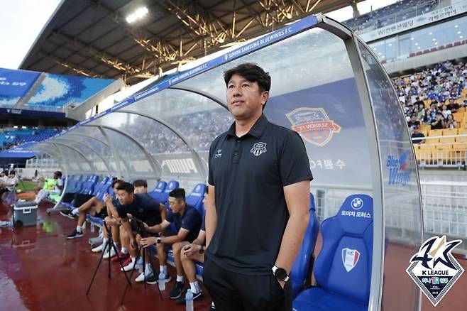 5일 열린 수원 삼성전을 지켜보고 있는 수원FC의 김도균 감독 사진=한국프로축구연맹 제공