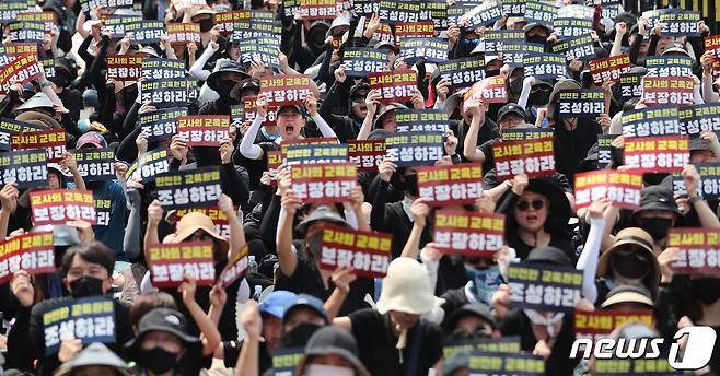 서울 종로구 정부서울청사 인근 도로에서 열린 서이초 교사 추모식 및 교사생존권을 위한 집회에서 참가자들이 교사 처우 개선 등을 촉구하고 있다. /뉴스1 ⓒ News1 허경 기자