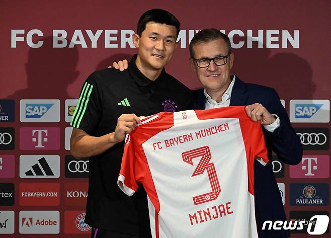 독일 프로축구 명문 바이에른 뮌헨에 입단한 국가대표 수비수 김민재가 뮌헨에서 열린 입단 기자회견에서 크리스티안 드레센 대표이사와 함께 유니폼을 들고 기념촬영을 하고 있다. ⓒ AFP=뉴스1 ⓒ News1 구윤성 기자