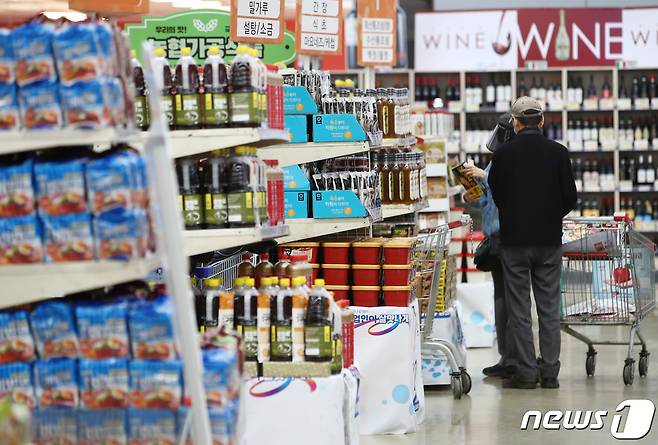 서울 시내 대형마트에서 장을 보는 시민들 모습. 2023.4.13/뉴스1 ⓒ News1 김민지 기자