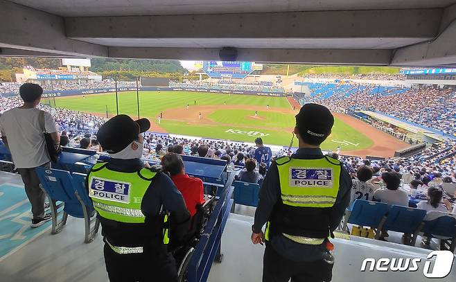 5일 오후 프로야구 LG 트윈스와 삼성 라이온즈의 경기가 열리는 대구 수성구 삼성라이온즈파크에서 불특정 다수를 상대로 살인을 예고하는 글이 한국야구위원회(KBO) 모바일 애플리케이션에 올라와 현장에 출동한 경찰이 경기장에서 상황을 주시하고 있다. 2023.8.5/뉴스1 ⓒ News1 공정식 기자