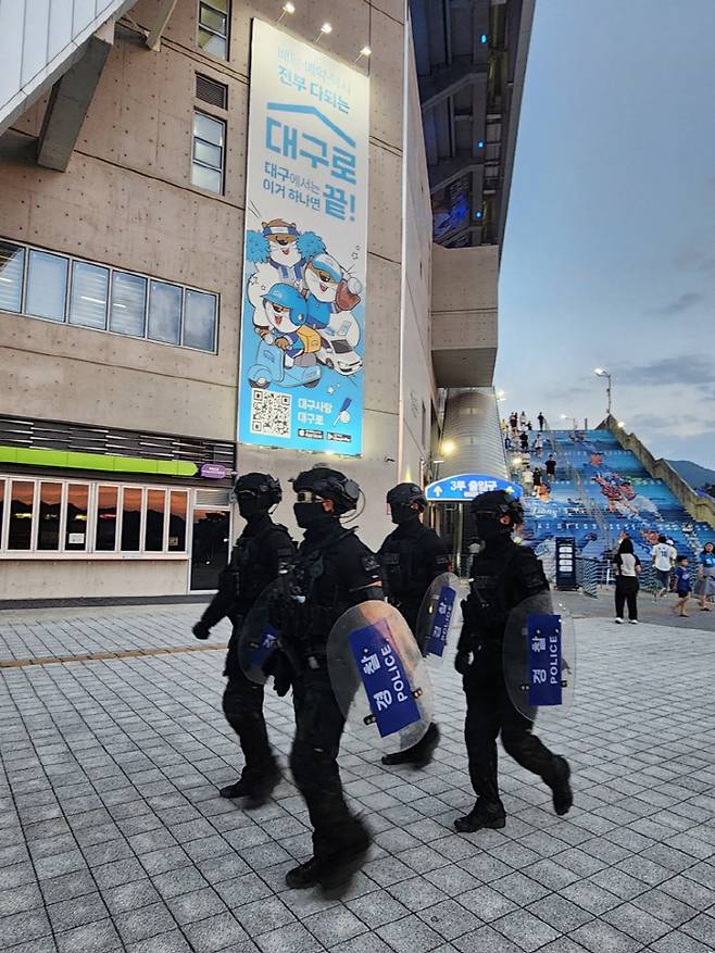 5일 대구 삼성라이온즈파크에 경찰 특공대가 특별 순찰을 벌이고 있다. 이날 KBO 애플리케이션에는 '흉기 난동' 예고글이 게재돼 경찰은 야구장 안팎에서 경계 근무를 강화했다. 사진=대구경찰청연합뉴스