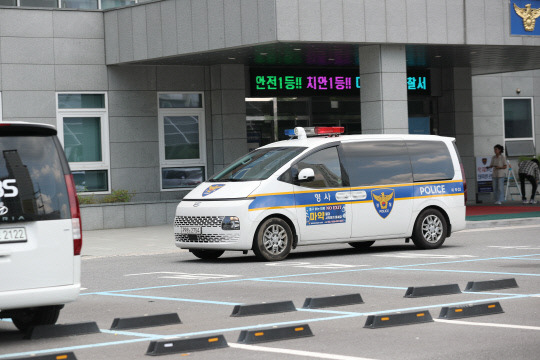 5일 대전 대덕구 한 고등학교에서 40대 교사를 흉기로 찌른 혐의(살인미수)로 체포된 20대 A씨에 대한 영장실질심사가 열린 가운데 A씨가 대전 동구 동부경찰서에서 대전 서구 대전지방법원으로 이송되고 있다. 사진=김영태 기자