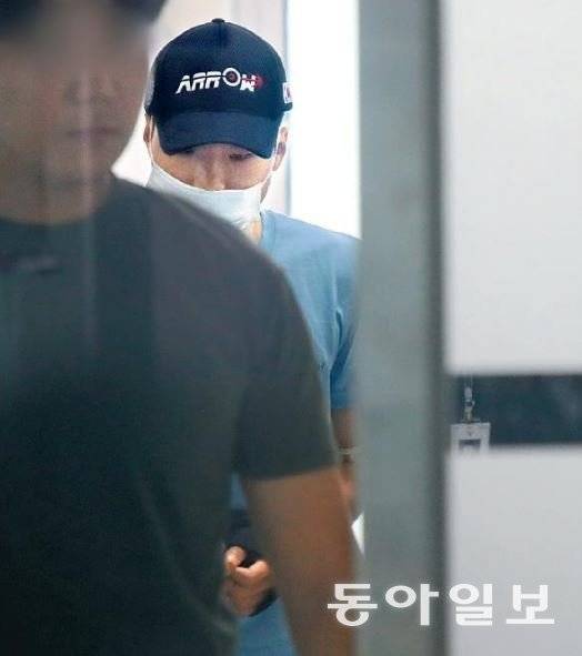경기 성남시 분당구의 한 백화점 인근 도로에서 차량으로 행인을 들이받은 뒤 백화점으로 들어가 ‘묻지 마 흉기 난동’을 부린 범인 최모 씨(오른쪽 모자 쓴 사람)가 4일 오후 성남수정경찰서 유치장에서 나와 조사실로 이동하고 있다. 성남=전영한 기자 scoopjyh@donga.com
