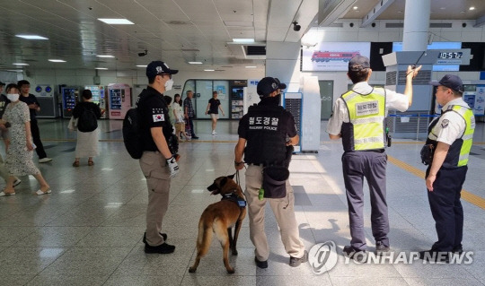 철도사법경찰대가 5일 오전 대전역에서 폭발물 탐지견을 투입해 순찰 활동을 벌이고 있다. 연합뉴스