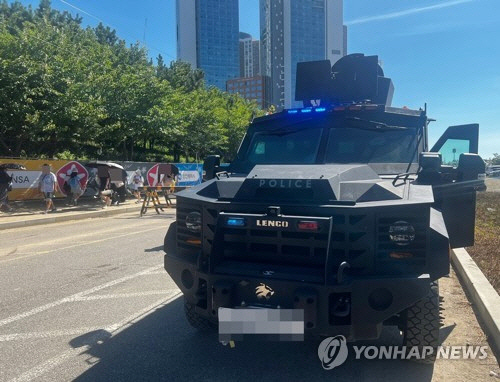 전국에서 범죄 예고성 협박글이 잇따르는 가운데 5일 인천 펜타포트 록 페스티벌이 열리는 축제장에서도 흉기 난동을 벌이겠다는 취지의 글이 온라인에 올라와 경찰이 장갑차와 특공대를 추가로 배치했다. [독자 제공. 인천=연합뉴스]