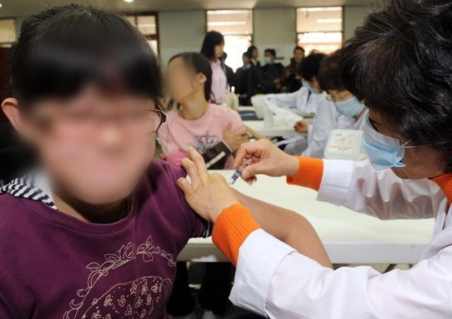 신종플루 예방 백신 접종이 실시된 2009년 11월 11일 서울 동대문구 한 초등학교에서 학생들이 백신 접종을 받고 있다. 한국일보 자료사진