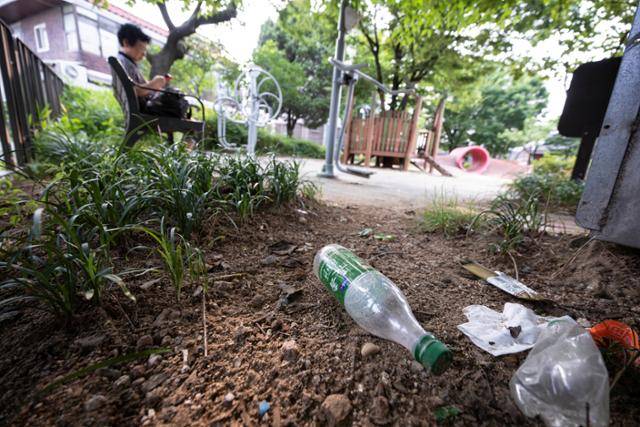 1일 서울 동작구의 어린이공원에 누군가 마시고 간 막걸리 병이 놓여 있다. 이한호 기자