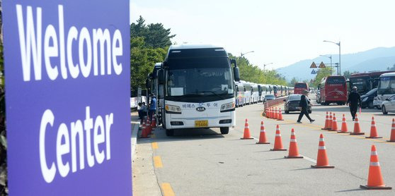 5일 전북 부안군 세계스카우트잼버리 웰컴센터에 스카우트 대원들을 운반할 버스들이 줄지어 서 있다. 뉴시