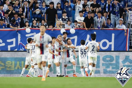 수원삼성의 K리그 수원더비에서 수원FC 선수들이 선제 골을 넣은 뒤 환호하고 있다 사진 프로축구연맹