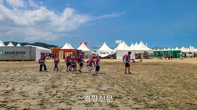 3일 전북 부안군 새만금에서 열리고 있는 ‘제25회 세계스카우트 잼버리’ 대회장의 열악한 모습. 지난 2일 이곳에서 열린 개영식에선 온열 질환자가 수십 명 발생해 소방당국의 행사 중단 요구가 있었지만, 조직위는 이를 무시하고 행사를 강행하다 마지막 불꽃놀이만 취소한 바 있다. 부안|김창효 선임기자