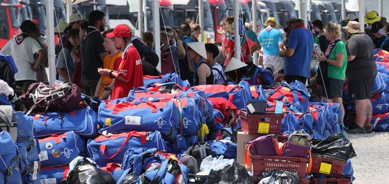 British scouts packed to leave the camping grounds at Saemangeum in North Jeolla on Saturday. [YONHAP]