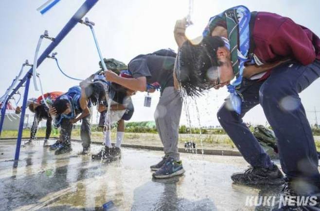 지난 2일 오후 새만금 세계스카우트잼버리에 참가한 해외 스카우트 대원들이 물을 뿌리며 더위를 식히고 있다. &nbsp; 사진=임형택 기자