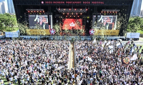 2023 인천 펜타포트 락 페스티벌 첫째날 공연이 열린 4일 오후 인천 연수구 송도달빛축제공원 행사장 메인무대에서 갤럭시익스프레스의 열띤 공연에 물대포가 발사되고 있다. 장용준기자