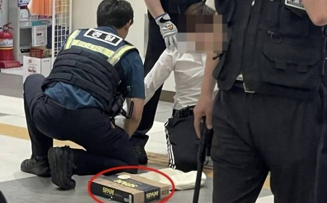 4일 오전 서울 서초구 반포 고속터미널에서 흉기를 소지한 20대 남성을 경찰이 체포하고 있다.[사진 = 연합뉴스]