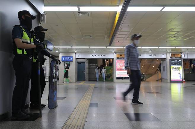 [성남=뉴시스] 김금보 기자 = 4일 오전 서현역 흉기 난동 사건이 벌어진 경기 성남시 분당구 서현역 AK플라자 인근에 경찰력이 배치돼 있다. 경찰 등에 따르면 흉기 난동 범행을 저지른 A(23)씨는 3일 오후 5시50분께 서현역 앞 인도로 차량 돌진 후 서현역 AK플라자를 누비며 흉기를 휘둘렀다. A씨의 차량 충격으로 5명이, 흉기 테러로 9명이 다친 것으로 집계됐다. 2023.08.04.