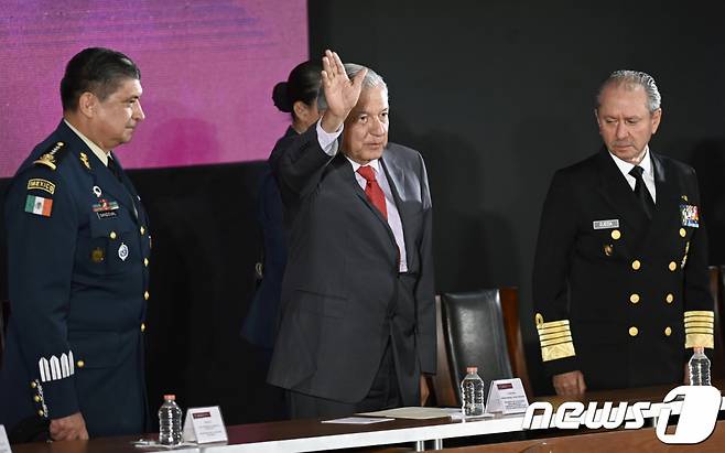 (멕시코시티 AFP=뉴스1) 우동명 기자 = 안드레스 마누엘 로페스 오브라도르 멕시코 대통령이 17일(현지시간) 멕시코시티에서 열린 군 행사에 참석을 하고 있다. 오브라도르 대통령은 이날 "멕시코는 미국과의 무역 전쟁에서 승리할 순 있지만, 대가가 너무 크기 때문에 우린 전쟁을 원하지 않는다"고 말했다.  (C) AFP=뉴스1