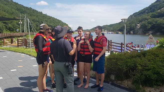 4일 낮 부안 직소천에서 패들보트 체험을 즐기고 나와 언론 인터뷰를 하고 있는 영국 스카우트 청소년 대원들/사진 =유동주 기자