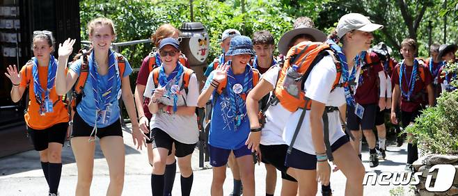 (순창=뉴스1) 유경석 기자 = 3일 전북 순창군 고추장익는마을에서 영외 활동을 나선 새만금 세계스카우트잼버리 대원들이 체험장으로 향하고 있다. 2023.8.3/뉴스1  Copyright (C) 뉴스1. All rights reserved. 무단 전재 및 재배포 금지.