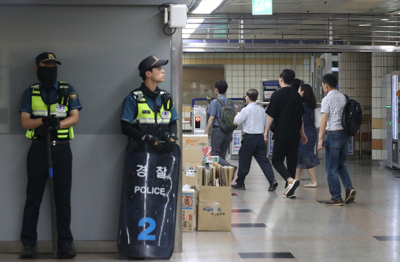 지난 4일 오전 묻지마 흉기 난동 사건이 발생한 경기 성남시 분당구 서현역에 경찰 병력이 배치돼 있다. /사진=뉴스1