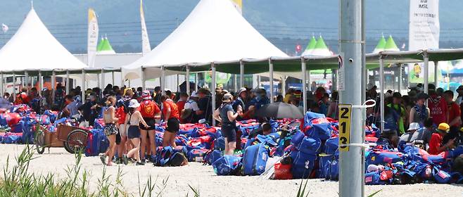 5일 오전 전북 부안군에서 열리고 있는 2023 새만금 세계스카우트잼버리 야영장에서 영국 참가자들이 퇴소 준비를 하고 있다. [연합]