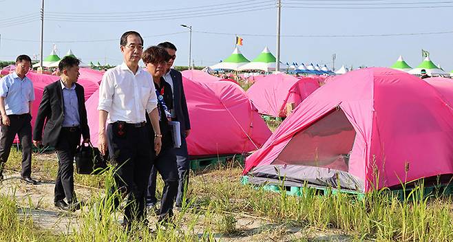 한덕수 국무총리가 4일 오후 전북 부안군에서 열리고 있는 2023 새만금 세계스카우트잼버리 대회장을 찾아 폭염 대응 상황 및 편의시설 등을 점검하고 있다. 부안=연합뉴스