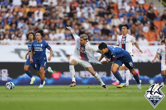 라스(왼쪽)와 고명석이 볼 경합을 펼치고 있다. /사진=한국프로축구연맹