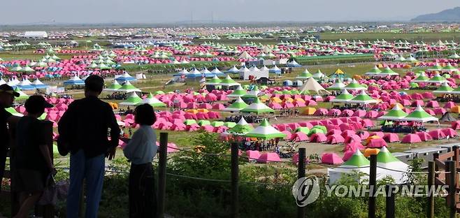 잼버리 야영장 (부안=연합뉴스) 최영수 기자 = 시민들이 4일 전북 부안군 잼버리공원에서 2023 새만금 세계스카우트잼버리 야영장을 구경하고 있다. 2023.8.4 kan@yna.co.kr