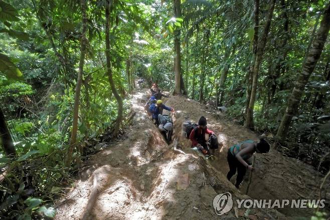 2021년 아이티 출신 이민자가 다리엔 갭 정글을 지나는 모습 [AFP 연합뉴스 자료사진. 재판매 및 DB 금지]